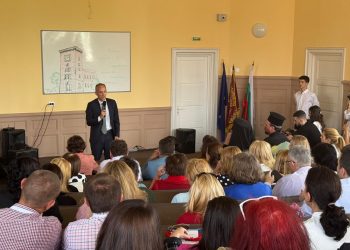 Министър Вълчев откри обновената сграда на Националната финансово-стопанска гимназия