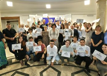 150 десетокласници учат за приложни програмисти от есента