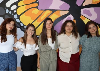 Стенопис с пеперуди, птици и безкрайна дъга посреща първокласниците в СУ „Емилиян Станев“ във Велико Търново