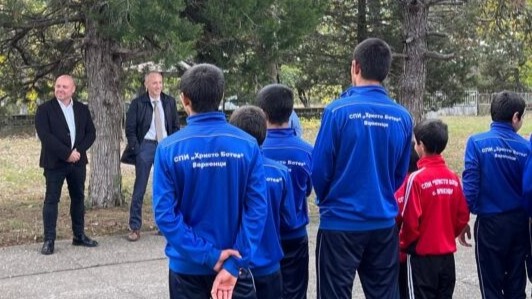 Министър Вълчев разговаря с учители и ученици в интерната в село Варненци