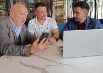 Асистент с изкуствен интелект в помощ на директора