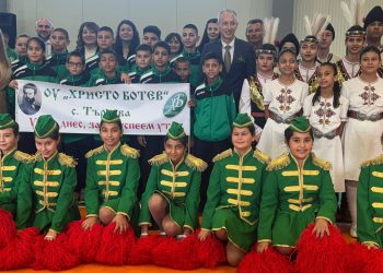 Министърът на образованието и науката Красимир Вълчев откри новия физкултурен салон в ОУ "Христо Ботев" в село Търнава, община Бяла Слатина, финансиран по Програмата за изграждане и основен ремонт на спортни площадки и физкултурни салони на МОН