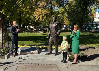 Министърът на образованието и науката Красимир Вълчев участва в откриването на паметник на бележития български общественик, политик и просветен деец Стоян Омарчевски в Нова Загора