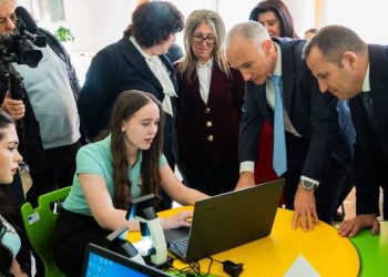 Министърът на образованието и науката Красимир Вълчев откри два нови STEM центъра в професионални гимназии в Белица и Якоруда