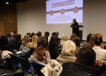 Лектори от гражданската инициатива „Мисия 100“ обсъждат с педагогически специалисти от Софийска област предизвикателствата пред образованието в новата дигитална среда