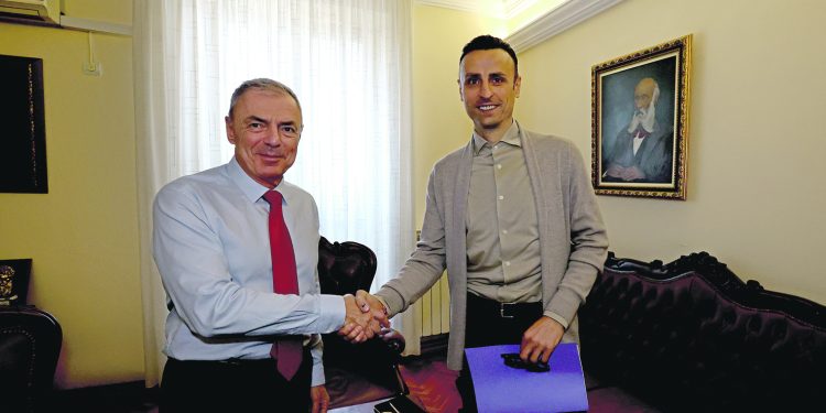 Обмислят салоните в училищата да не затварят след часовете