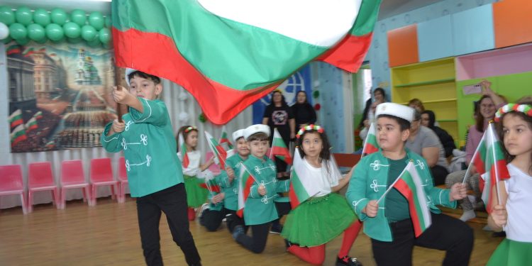 Децата от ДГ „Знаме на мира“ – Белене отбелязаха Националния празник на страната ни