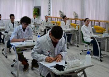 115 ученици показаха знания и умения на Националната олимпиада по химия и опазване на околната среда