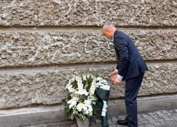 Министърът на образованието и науката проф. Сергей Игнатов поднесе цветя пред паметната плоча на Кръстьо Сарафов в НАТФИЗ по повод 150 години от рождението на българския артист и общественик