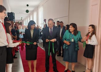 Министър Сергей Игнатов откри STEM център в СУ „Христо Ботев“ в Нова Загора